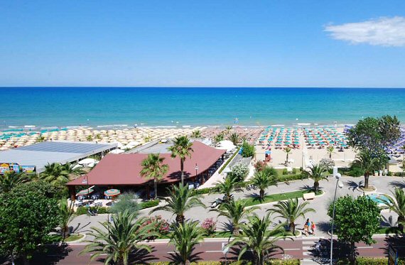 Il lungomare di Alba Adriatica di fronte al nostro Bed and breakfast